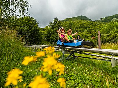 Bob on rail Piancavallo: the hilarious fun that will allow adults and children to experience an exciting adventure aboard two-seater sleds, along 1,000 meters of bumps, curves and parabolic turns!