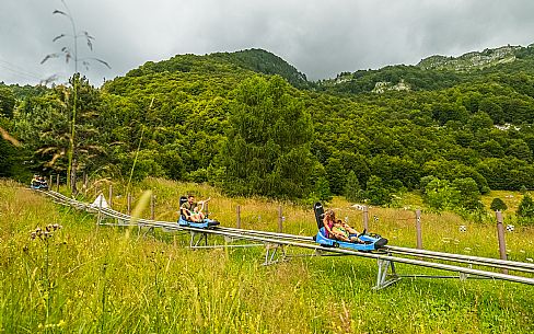 Bob on rail Piancavallo: the hilarious fun that will allow adults and children to experience an exciting adventure aboard two-seater sleds, along 1,000 meters of bumps, curves and parabolic turns!