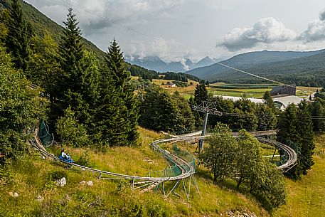 Bob on rail Piancavallo: the hilarious fun that will allow adults and children to experience an exciting adventure aboard two-seater sleds, along 1,000 meters of bumps, curves and parabolic turns!