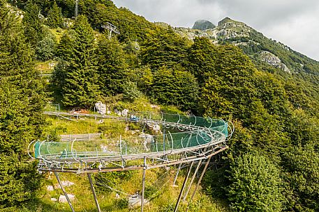 Bob on rail Piancavallo: the hilarious fun that will allow adults and children to experience an exciting adventure aboard two-seater sleds, along 1,000 meters of bumps, curves and parabolic turns!