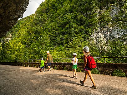 The Forra del Cellina nature reserve, one of the most beautiful and spectacular reserves in Friuli Venezia Giulia. The crystal clear waters and deep canyons carved into the rocks make this stretch of road which was once the only connection between the valley and the plain unforgettable and enchanting.