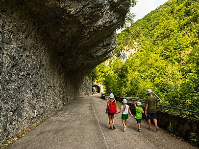 The Forra del Cellina nature reserve, one of the most beautiful and spectacular reserves in Friuli Venezia Giulia. The crystal clear waters and deep canyons carved into the rocks make this stretch of road which was once the only connection between the valley and the plain unforgettable and enchanting.