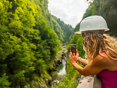 The Forra del Cellina nature reserve, one of the most beautiful and spectacular reserves in Friuli Venezia Giulia. The crystal clear waters and deep canyons carved into the rocks make this stretch of road which was once the only connection between the valley and the plain unforgettable and enchanting.