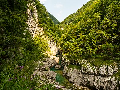 The Forra del Cellina nature reserve, one of the most beautiful and spectacular reserves in Friuli Venezia Giulia. The crystal clear waters and deep canyons carved into the rocks make this stretch of road which was once the only connection between the valley and the plain unforgettable and enchanting.