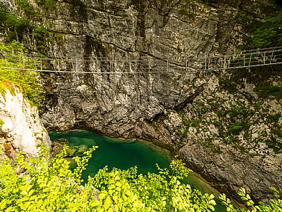 The Tibetan bridge over the Cellina, in the heart of the Friulian Dolomites, offers a spectacular and unexpected view of the gorge and the emerald waters of the stream.