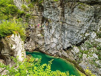 The Tibetan bridge over the Cellina, in the heart of the Friulian Dolomites, offers a spectacular and unexpected view of the gorge and the emerald waters of the stream.