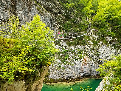 The Tibetan bridge over the Cellina, in the heart of the Friulian Dolomites, offers a spectacular and unexpected view of the gorge and the emerald waters of the stream.