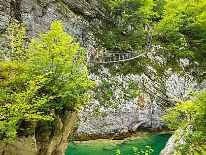 The Tibetan bridge over the Cellina, in the heart of the Friulian Dolomites, offers a spectacular and unexpected view of the gorge and the emerald waters of the stream.