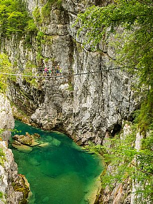 The Tibetan bridge over the Cellina, in the heart of the Friulian Dolomites, offers a spectacular and unexpected view of the gorge and the emerald waters of the stream.