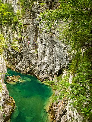 The Tibetan bridge over the Cellina, in the heart of the Friulian Dolomites, offers a spectacular and unexpected view of the gorge and the emerald waters of the stream.