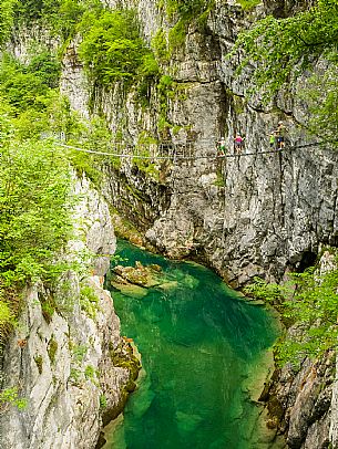 The Tibetan bridge over the Cellina, in the heart of the Friulian Dolomites, offers a spectacular and unexpected view of the gorge and the emerald waters of the stream.