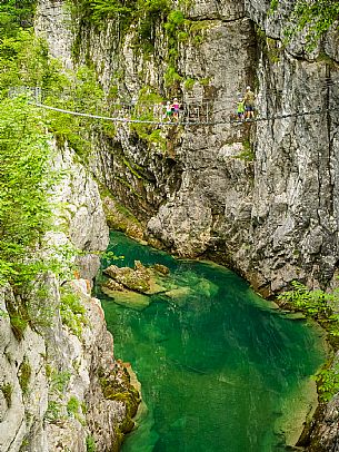 The Tibetan bridge over the Cellina, in the heart of the Friulian Dolomites, offers a spectacular and unexpected view of the gorge and the emerald waters of the stream.