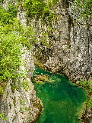 The Tibetan bridge over the Cellina, in the heart of the Friulian Dolomites, offers a spectacular and unexpected view of the gorge and the emerald waters of the stream.