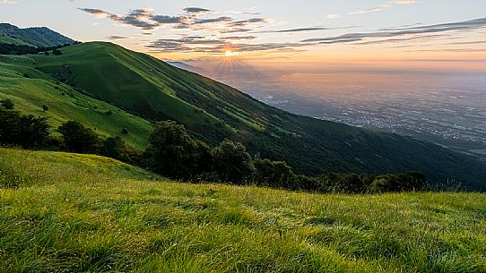 Sunrise on the Friulian plain from Piancavallo (Castaldia)