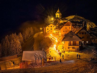 Monte Santo di Lussari.
The Di Prampero slope in Camporosso welcomed 2024 with the 51st of the longest torchlight procession in the entire Alpine arc