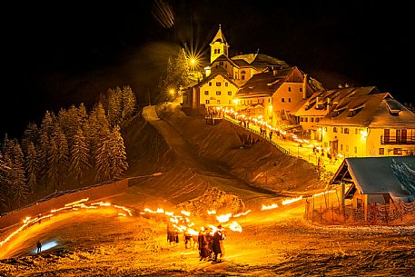 Monte Santo di Lussari.
The Di Prampero slope in Camporosso welcomed 2024 with the 51st of the longest torchlight procession in the entire Alpine arc