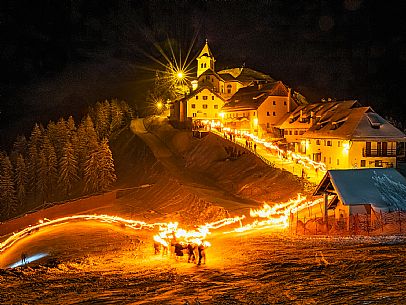 Monte Santo di Lussari.
The Di Prampero slope in Camporosso welcomed 2024 with the 51st of the longest torchlight procession in the entire Alpine arc