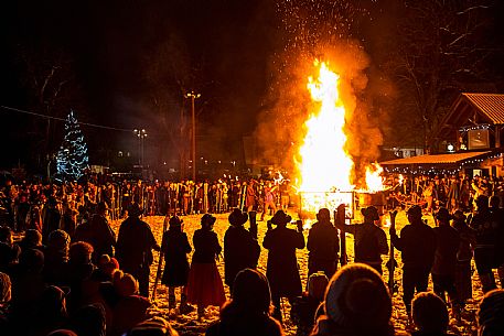 Monte Santo di Lussari.
The Di Prampero slope in Camporosso welcomed 2024 with the 51st of the longest torchlight procession in the entire Alpine arc