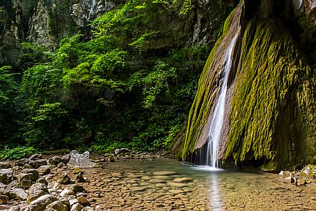 Just above San Leonardo, in the Natisone Valleys, the waters of the Pod Tamoran stream, before flowing into the Ro Patok, form the waterfalls of the Kot waterfall.