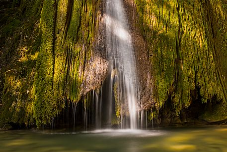 Just above San Leonardo, in the Natisone Valleys, the waters of the Pod Tamoran stream, before flowing into the Ro Patok, form the waterfalls of the Kot waterfall.