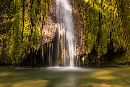 Just above San Leonardo, in the Natisone Valleys, the waters of the Pod Tamoran stream, before flowing into the Ro Patok, form the waterfalls of the Kot waterfall.