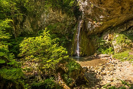 Just above San Leonardo, in the Natisone Valleys, the waters of the Pod Tamoran stream, before flowing into the Ro Patok, form the waterfalls of the Kot waterfall.