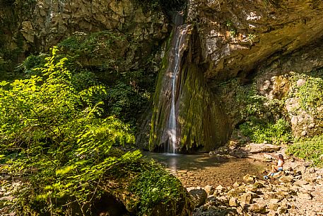 Just above San Leonardo, in the Natisone Valleys, the waters of the Pod Tamoran stream, before flowing into the Ro Patok, form the waterfalls of the Kot waterfall.