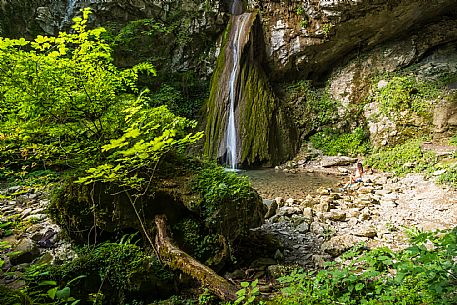 Just above San Leonardo, in the Natisone Valleys, the waters of the Pod Tamoran stream, before flowing into the Ro Patok, form the waterfalls of the Kot waterfall.