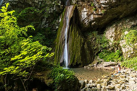 Just above San Leonardo, in the Natisone Valleys, the waters of the Pod Tamoran stream, before flowing into the Ro Patok, form the waterfalls of the Kot waterfall.