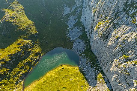 Avostanis Lake, along the path from Malga Pramosio
