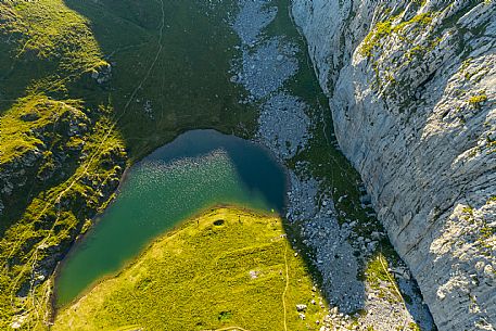 Avostanis Lake, along the path from Malga Pramosio
