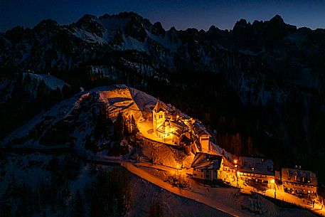 Night view of Monte Santo di Lussari, Italy, with illuminated buildings and a snowy slope. The Di Prampero slope in Camporosso welcomed the new year with the longest torchlight procession in the entire Alpine arc. Night view of Monte Santo di Lussari, Italy, with illuminated buildings and a snowy slope. The Di Prampero slope in Camporosso welcomed the new year with the longest torchlight procession in the entire Alpine arc.