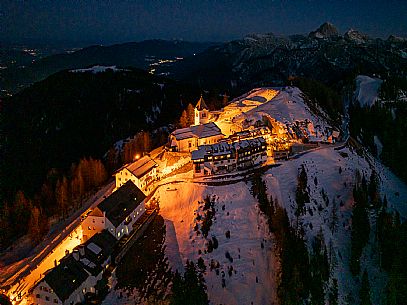 Night view of Monte Santo di Lussari, Italy, with illuminated buildings and a snowy slope. The Di Prampero slope in Camporosso welcomed the new year with the longest torchlight procession in the entire Alpine arc. Night view of Monte Santo di Lussari, Italy, with illuminated buildings and a snowy slope. The Di Prampero slope in Camporosso welcomed the new year with the longest torchlight procession in the entire Alpine arc.