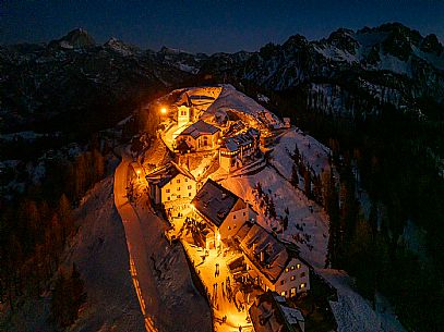 Night view of Monte Santo di Lussari, Italy, with illuminated buildings and a snowy slope. The Di Prampero slope in Camporosso welcomed the new year with the longest torchlight procession in the entire Alpine arc. Night view of Monte Santo di Lussari, Italy, with illuminated buildings and a snowy slope. The Di Prampero slope in Camporosso welcomed the new year with the longest torchlight procession in the entire Alpine arc.