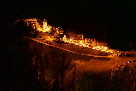 Night view of Monte Santo di Lussari, Italy, with illuminated buildings and a snowy slope. The Di Prampero slope in Camporosso welcomed the new year with the longest torchlight procession in the entire Alpine arc. Night view of Monte Santo di Lussari, Italy, with illuminated buildings and a snowy slope. The Di Prampero slope in Camporosso welcomed the new year with the longest torchlight procession in the entire Alpine arc.