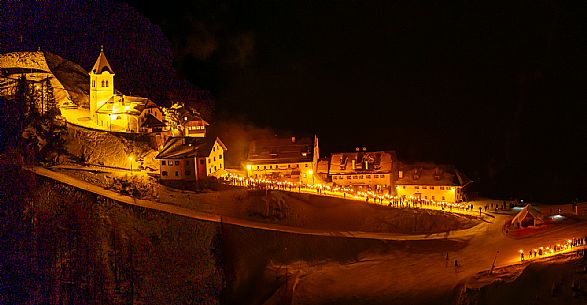 Night view of Monte Santo di Lussari, Italy, with illuminated buildings and a snowy slope. The Di Prampero slope in Camporosso welcomed the new year with the longest torchlight procession in the entire Alpine arc. Night view of Monte Santo di Lussari, Italy, with illuminated buildings and a snowy slope. The Di Prampero slope in Camporosso welcomed the new year with the longest torchlight procession in the entire Alpine arc.