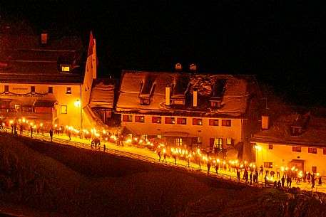 Night view of Monte Santo di Lussari, Italy, with illuminated buildings and a snowy slope. The Di Prampero slope in Camporosso welcomed the new year with the longest torchlight procession in the entire Alpine arc. Night view of Monte Santo di Lussari, Italy, with illuminated buildings and a snowy slope. The Di Prampero slope in Camporosso welcomed the new year with the longest torchlight procession in the entire Alpine arc.