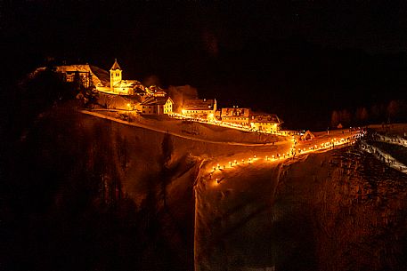Night view of Monte Santo di Lussari, Italy, with illuminated buildings and a snowy slope. The Di Prampero slope in Camporosso welcomed the new year with the longest torchlight procession in the entire Alpine arc. Night view of Monte Santo di Lussari, Italy, with illuminated buildings and a snowy slope. The Di Prampero slope in Camporosso welcomed the new year with the longest torchlight procession in the entire Alpine arc.