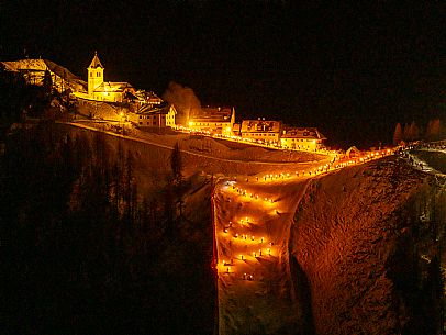 Night view of Monte Santo di Lussari, Italy, with illuminated buildings and a snowy slope. The Di Prampero slope in Camporosso welcomed the new year with the longest torchlight procession in the entire Alpine arc. Night view of Monte Santo di Lussari, Italy, with illuminated buildings and a snowy slope. The Di Prampero slope in Camporosso welcomed the new year with the longest torchlight procession in the entire Alpine arc.