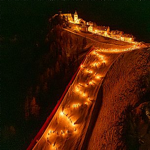 Night view of Monte Santo di Lussari, Italy, with illuminated buildings and a snowy slope. The Di Prampero slope in Camporosso welcomed the new year with the longest torchlight procession in the entire Alpine arc. Night view of Monte Santo di Lussari, Italy, with illuminated buildings and a snowy slope. The Di Prampero slope in Camporosso welcomed the new year with the longest torchlight procession in the entire Alpine arc.