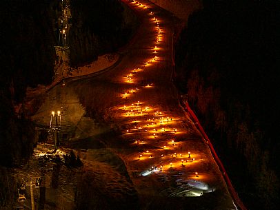 Night view of Monte Santo di Lussari, Italy, with illuminated buildings and a snowy slope. The Di Prampero slope in Camporosso welcomed the new year with the longest torchlight procession in the entire Alpine arc. Night view of Monte Santo di Lussari, Italy, with illuminated buildings and a snowy slope. The Di Prampero slope in Camporosso welcomed the new year with the longest torchlight procession in the entire Alpine arc.