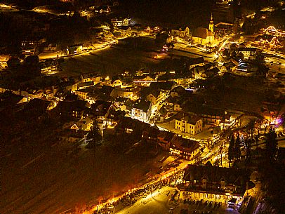Night view of Monte Santo di Lussari, Italy, with illuminated buildings and a snowy slope. The Di Prampero slope in Camporosso welcomed the new year with the longest torchlight procession in the entire Alpine arc. Night view of Monte Santo di Lussari, Italy, with illuminated buildings and a snowy slope. The Di Prampero slope in Camporosso welcomed the new year with the longest torchlight procession in the entire Alpine arc.