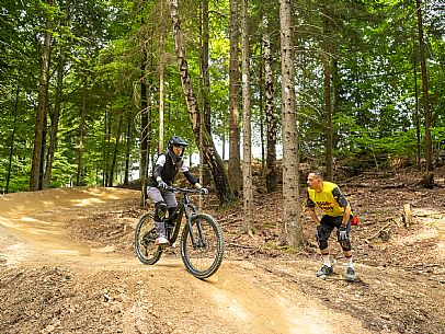 The Angel Bike Park offers a real alternative for those seeking adrenaline and fun, with two routes, Cervo for beginners and Lince, longer, for the more experienced. Tarvisio, Piana dell'Angelo.