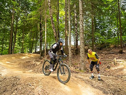 The Angel Bike Park offers a real alternative for those seeking adrenaline and fun, with two routes, Cervo for beginners and Lince, longer, for the more experienced. Tarvisio, Piana dell'Angelo.