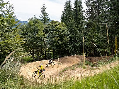 The Angel Bike Park offers a real alternative for those seeking adrenaline and fun, with two routes, Cervo for beginners and Lince, longer, for the more experienced. Tarvisio, Piana dell'Angelo.