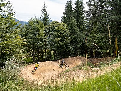 The Angel Bike Park offers a real alternative for those seeking adrenaline and fun, with two routes, Cervo for beginners and Lince, longer, for the more experienced. Tarvisio, Piana dell'Angelo.