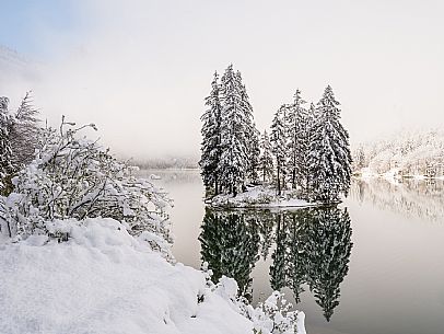A short distance from the Slovenian border, Lake Predil (or Raibl) covers an ancient glacial basin and is the second largest natural lake in the region after Lake Tre Cime.
Nestled at the foot of the slender peaks of the Julian Alps, the basin is fed by the waters of the many streams that descend from the surrounding mountains. Thanks to their purity, these tributaries give the waters an intense green-blue colour.

Translated with DeepL.com (free version)