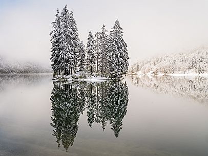 A short distance from the Slovenian border, Lake Predil (or Raibl) covers an ancient glacial basin and is the second largest natural lake in the region after Lake Tre Cime.
Nestled at the foot of the slender peaks of the Julian Alps, the basin is fed by the waters of the many streams that descend from the surrounding mountains. Thanks to their purity, these tributaries give the waters an intense green-blue colour.

Translated with DeepL.com (free version)