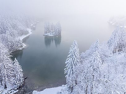 A short distance from the Slovenian border, Lake Predil (or Raibl) covers an ancient glacial basin and is the second largest natural lake in the region after Lake Tre Cime.
Nestled at the foot of the slender peaks of the Julian Alps, the basin is fed by the waters of the many streams that descend from the surrounding mountains. Thanks to their purity, these tributaries give the waters an intense green-blue colour.

Translated with DeepL.com (free version)