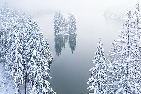 A short distance from the Slovenian border, Lake Predil (or Raibl) covers an ancient glacial basin and is the second largest natural lake in the region after Lake Tre Cime.
Nestled at the foot of the slender peaks of the Julian Alps, the basin is fed by the waters of the many streams that descend from the surrounding mountains. Thanks to their purity, these tributaries give the waters an intense green-blue colour.

Translated with DeepL.com (free version)